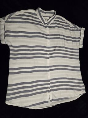 beachlunchlounge White & Gray Striped Short-Sleeve Button-Down Shirt